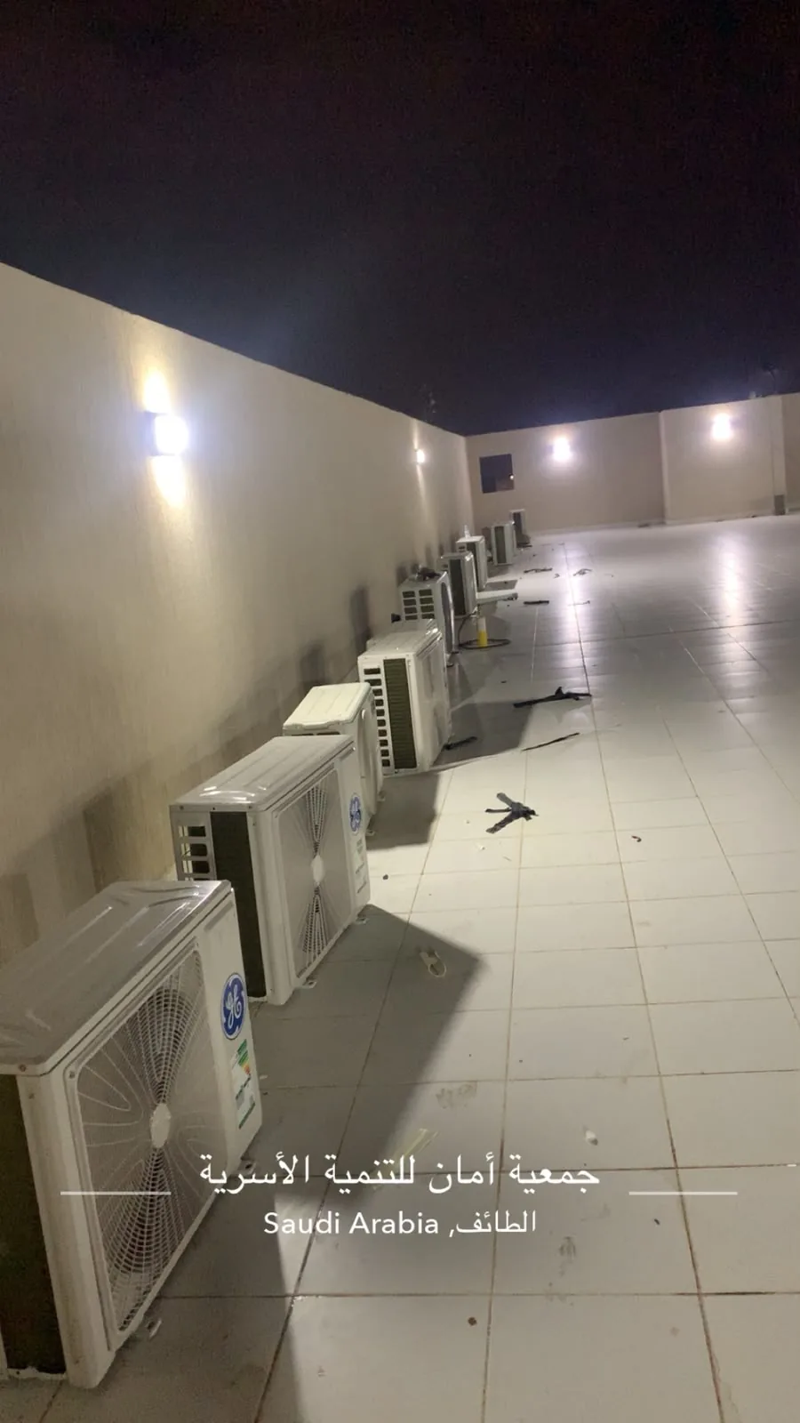تركيب وتثبيت صف وحدات تكييف سبليت خارجية ماركة جنرال إلكتريك على سطح جمعية أمان في الطائف