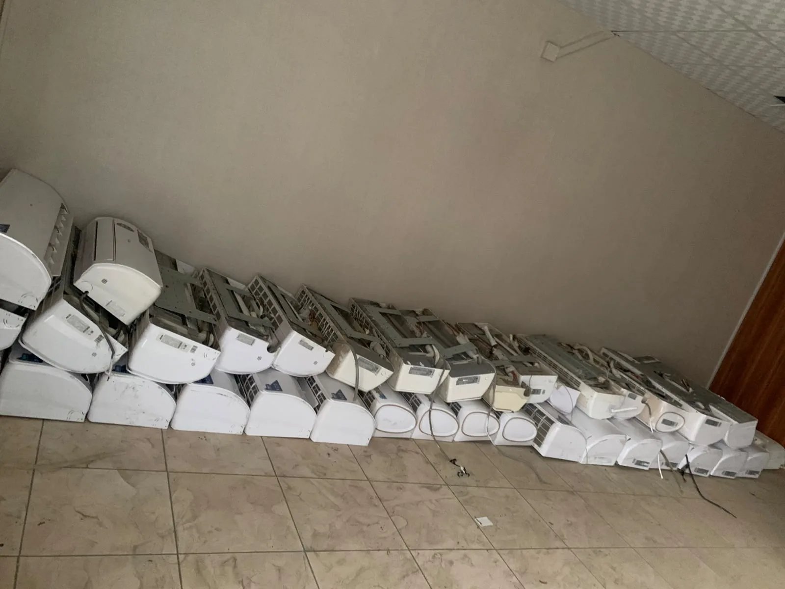 تجهيز وتوزيع مكيفات سبليت ماركة AUX بممرات مجمع مدارس شروق المملكة العالمية بحي عودة في الطائف