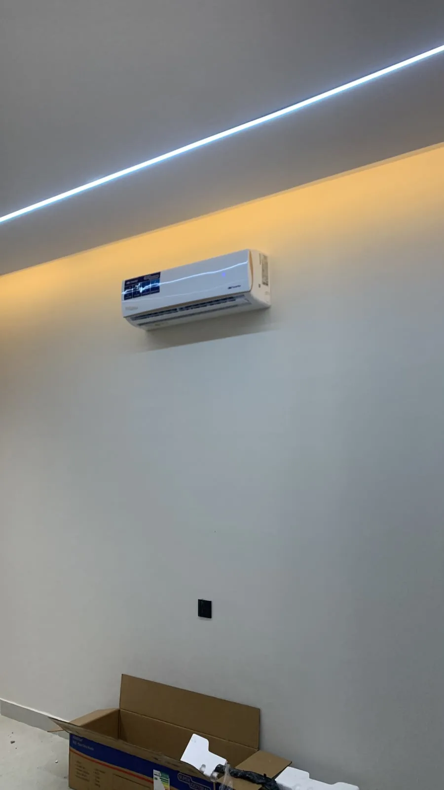 وحدة مكيف سوبر جنرال داخلية أثناء اختبار التشغيل الأولي بعد التركيب في غرفة بإضاءة كوف بالطائف - مرحلة التشغيل الأولى